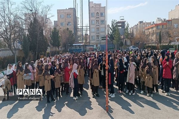 حال  و هوای انقلابی در مدرسه پنجم مهر به‌مناسبت دهه فجر