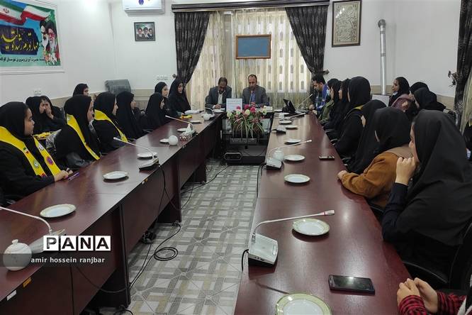 نشست تشکل های دانشآموزی با مدیرآموزش و پرورش گلوگاه