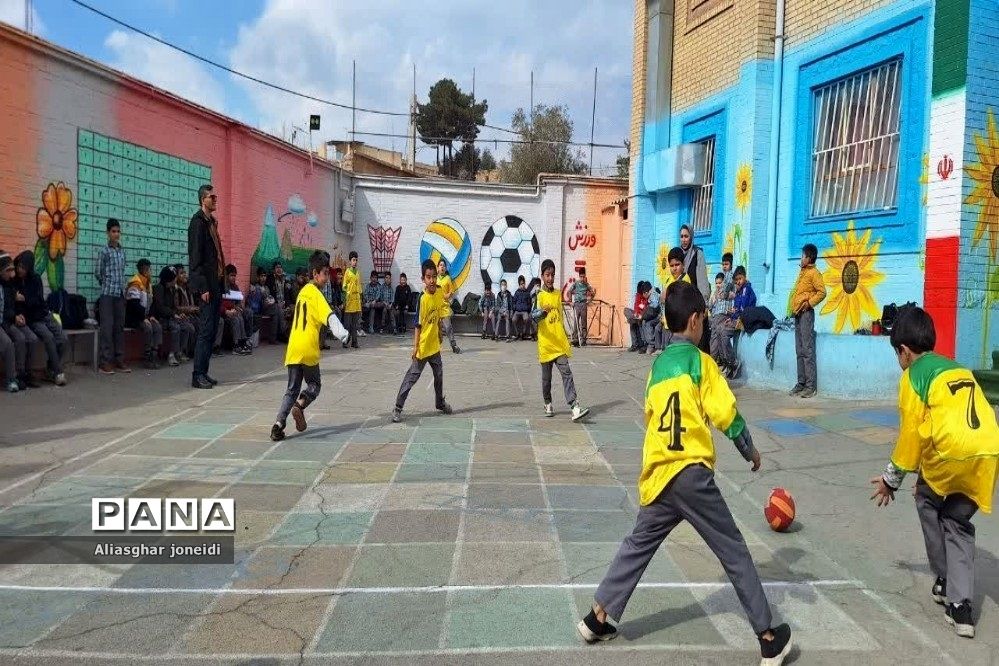 بازی‌ گروهی به‌مناسبت دهه فجر در آموزشگاه شیخ جنید پیشوا