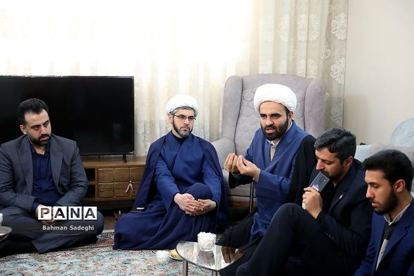 دیدار معاون پرورشی و فرهنگی وزارت آموزش و پرورش با خانواده شهید حادثه تروریستی حجت الاسلام مهدی تقوی
