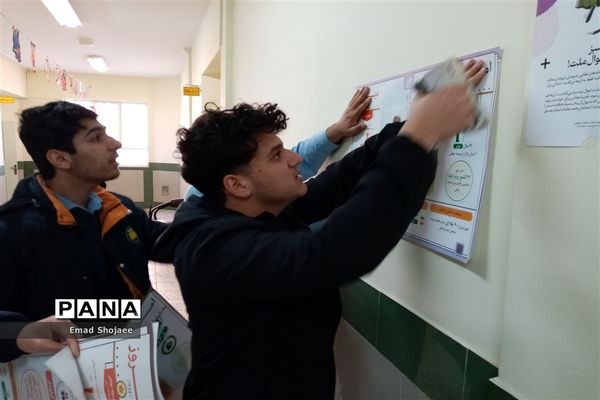 برپایی نمایشگاه انقلاب در دبیرستان نمونه آیت الله خامنه‌ای کاشمر
