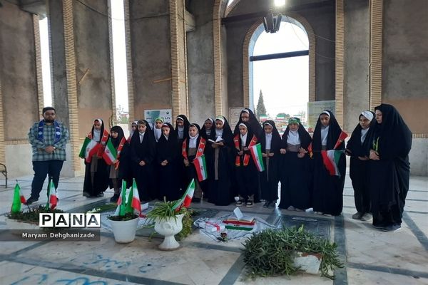 غبارروبی قبور شهدا به مناسبت دهه فجر ، دبستان شهید حسین زارع زاده مهریز