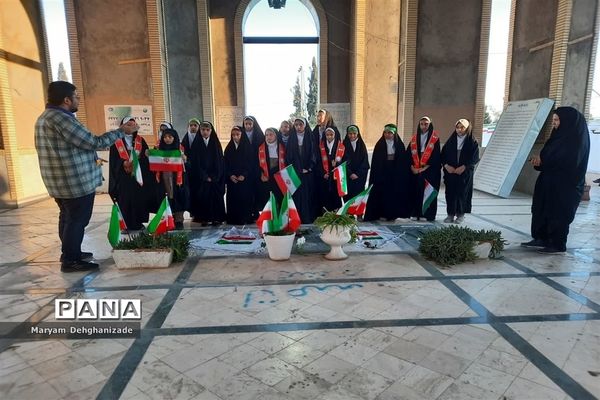 غبارروبی قبور شهدا به مناسبت دهه فجر ، دبستان شهید حسین زارع زاده مهریز