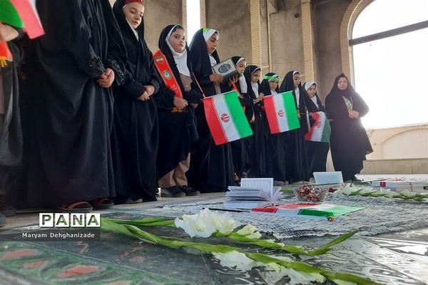 غبارروبی قبور شهدا به مناسبت دهه فجر ، دبستان شهید حسین زارع زاده مهریز