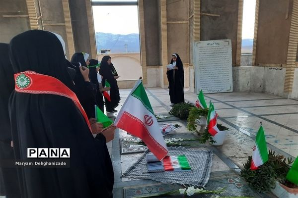 غبارروبی قبور شهدا به مناسبت دهه فجر ، دبستان شهید حسین زارع زاده مهریز