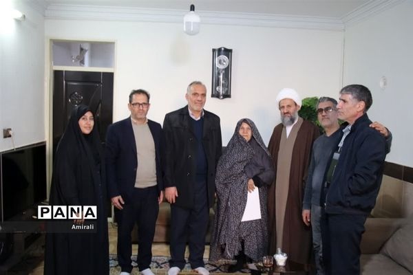 دیدار مسئولان با خانواده شهدای شهرستان‌قرچک