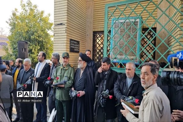 گل باران مزار شهدای گمنام شهرستان ورامین