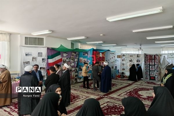 برپایی نمایشگاه «مدرسه انقلاب» در دبیرستان حضرت خدیجه(س) جعفرآباد قم