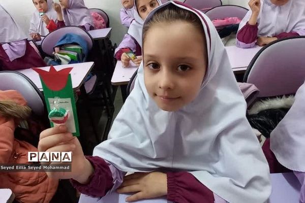 بزرگداشت ایام‌الله دهه فجر در مدارس ناحیه یک شهرری