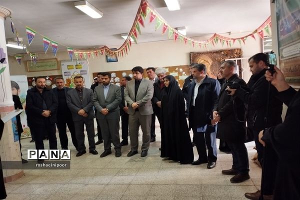 افتتاحیه نمایشگاه مدرسه انقلاب در دبیرستان هفده شهریور شهرستان فیروزکوه