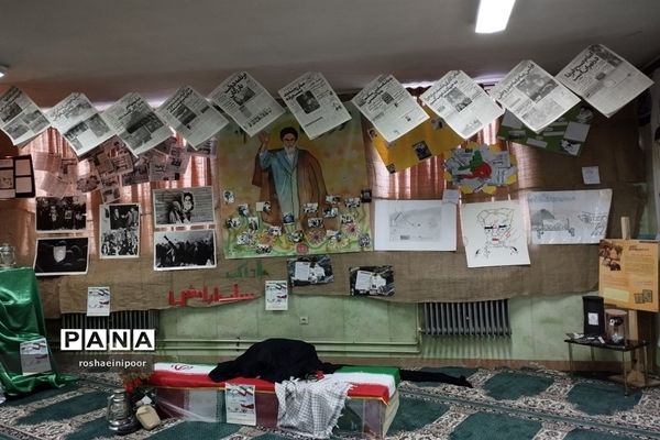 افتتاحیه نمایشگاه مدرسه انقلاب در دبیرستان هفده شهریور شهرستان فیروزکوه