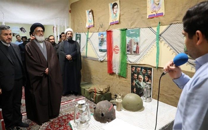 بازدید امام جمعه قم از نمایشگاه «مدرسه انقلاب» در دبیرستان ماندگار شیخ صدوق