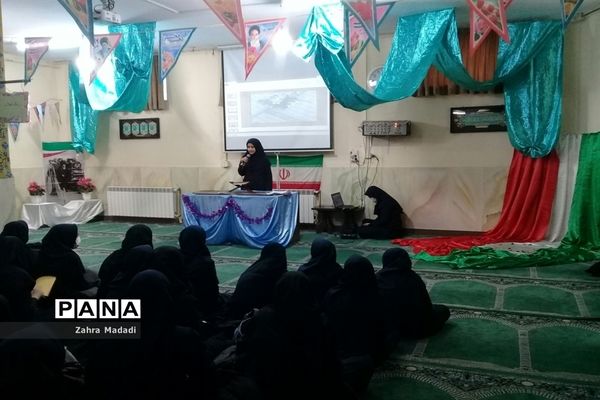 مراسم جشن دهه فجر در دبیرستان شهید برقعی یک قم