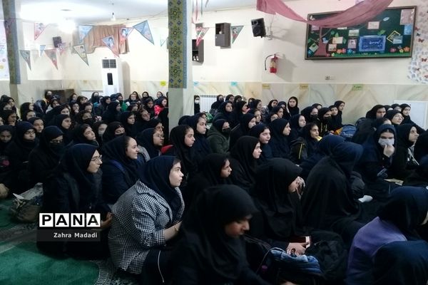مراسم جشن دهه فجر در دبیرستان شهید برقعی یک قم