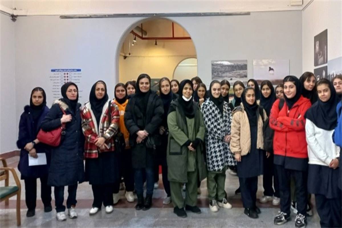 استقبال دانش‌آموزان از نمایشگاه شانزدهمین جشنواره هنرهای تجسمی فجر