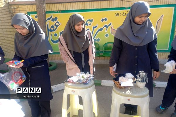 بازارچه فروش محصولات غیرخوراکی دانش‌آموزان آموزشگاه متوسطه اول فرزانگان
