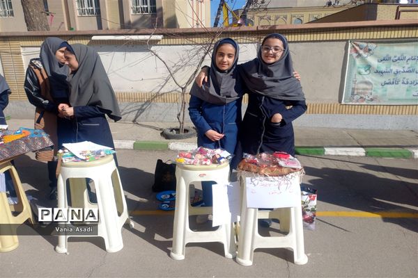 بازارچه فروش محصولات غیرخوراکی دانش‌آموزان آموزشگاه متوسطه اول فرزانگان