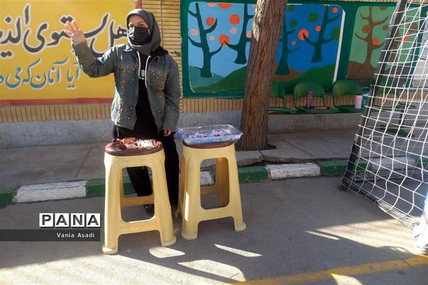 بازارچه فروش محصولات غیرخوراکی دانش‌آموزان آموزشگاه متوسطه اول فرزانگان