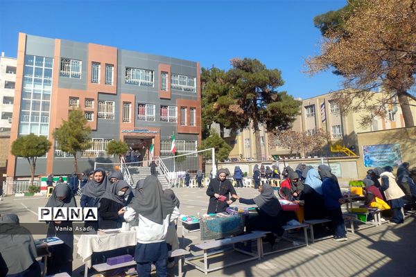 بازارچه فروش محصولات غیرخوراکی دانش‌آموزان آموزشگاه متوسطه اول فرزانگان