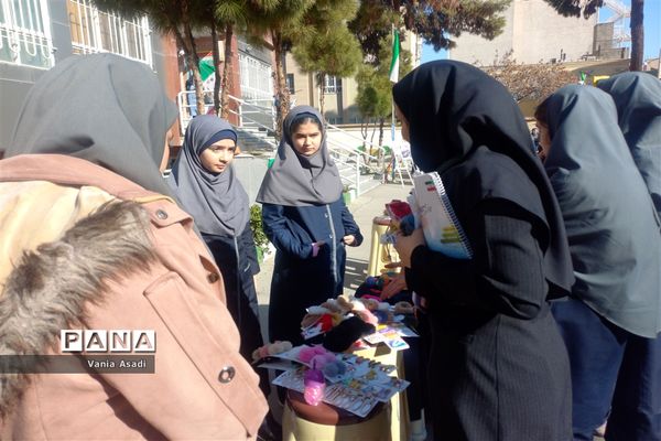 بازارچه فروش محصولات غیرخوراکی دانش‌آموزان آموزشگاه متوسطه اول فرزانگان