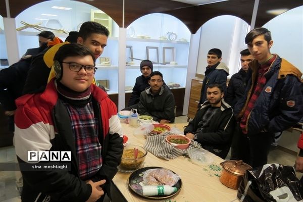 جشنواره غذاهای در هنرستان امام خمینی (ره)