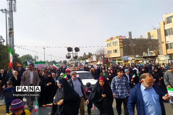 جلوه‌هایی از حضور گسترده مردم قم در راهپیمایی ۲۲ بهمن