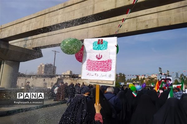 جلوه‌هایی از حضور گسترده مردم قم در راهپیمایی ۲۲ بهمن