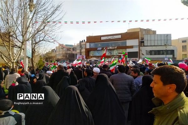 جلوه‌هایی از حضور گسترده مردم قم در راهپیمایی ۲۲ بهمن