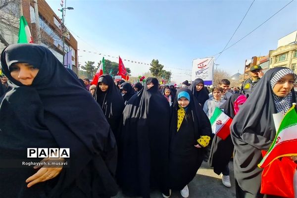 جلوه‌هایی از حضور گسترده مردم قم در راهپیمایی ۲۲ بهمن