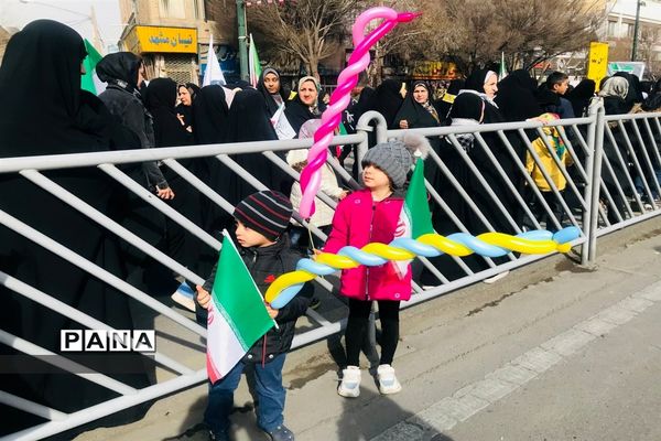 حضور پرشور آموزش و پرورش ناحیه سه مشهد در راهپیمایی 22بهمن