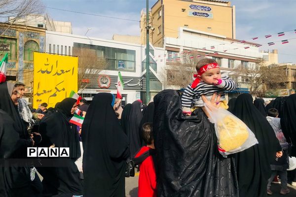 حضور پرشور آموزش و پرورش ناحیه سه مشهد در راهپیمایی 22بهمن