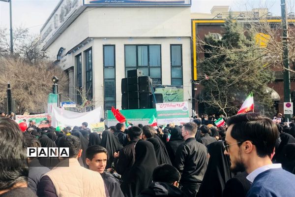 حضور پرشور آموزش و پرورش ناحیه سه مشهد در راهپیمایی 22بهمن