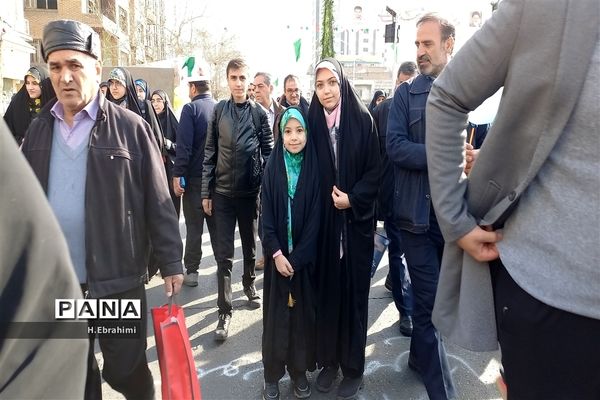 حماسه حضور دانش‌آموزان تهرانی در راهپیمایی 22 بهمن 1402