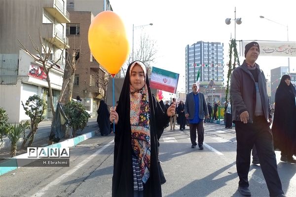 حماسه حضور دانش‌آموزان تهرانی در راهپیمایی 22 بهمن 1402