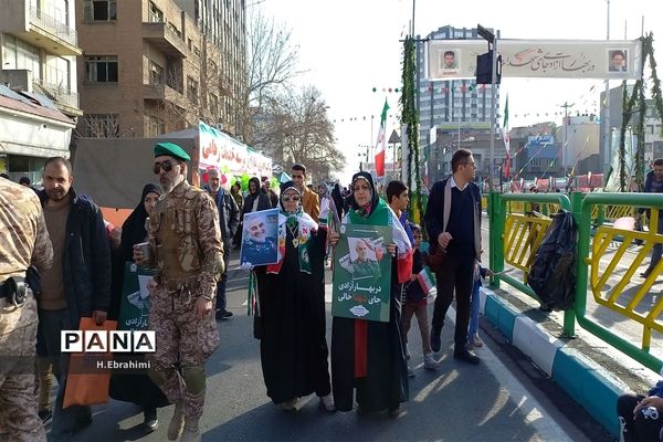 حماسه حضور دانش‌آموزان تهرانی در راهپیمایی 22 بهمن 1402