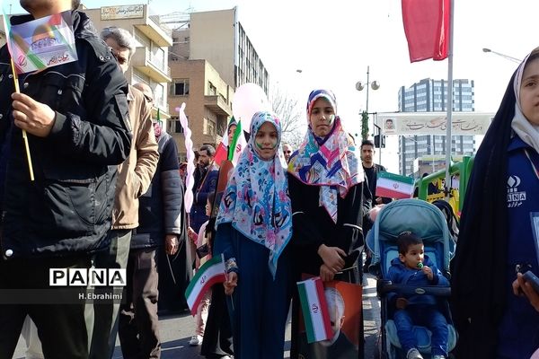 حماسه حضور دانش‌آموزان تهرانی در راهپیمایی 22 بهمن 1402