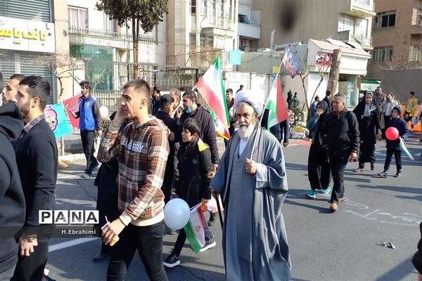 حماسه حضور دانش‌آموزان تهرانی در راهپیمایی 22 بهمن 1402