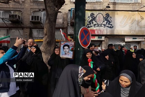 راهپیمایی پرشور دانش‌آموزان در روز 22بهمن