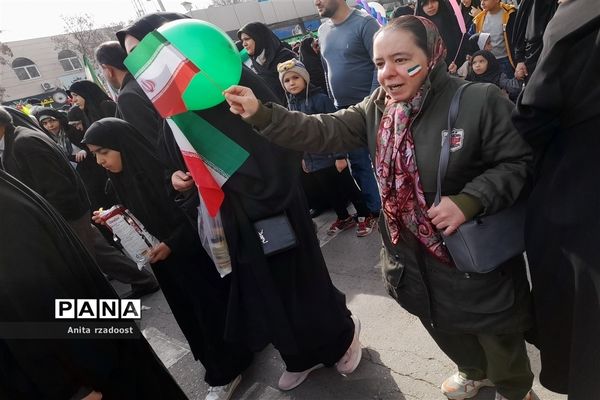 راهپیمایی پرشور دانش‌آموزان در روز 22بهمن