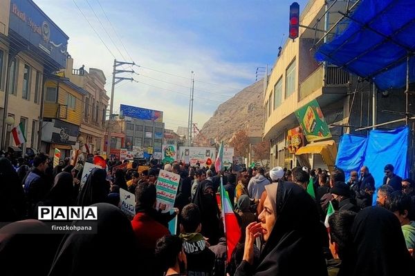 راهپیمایی یوم‌الله ۲۲بهمن با حضور پرشور دانش‌آموزان در شهرستان فیروزکوه