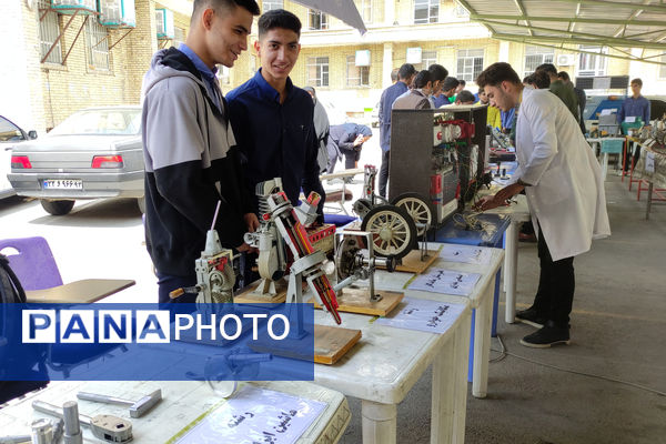 نمایشگاه آثار هنری هنرستان‌ها به‌مناسبت هفته مشاغل 