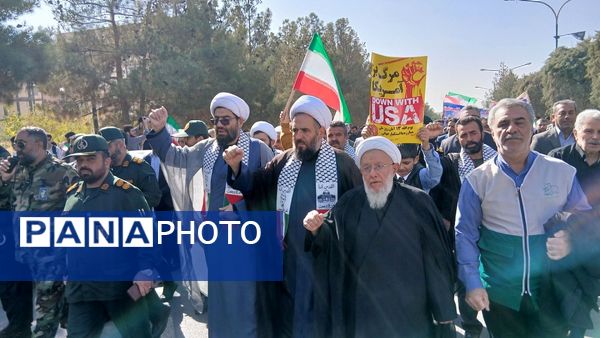 راهپیمایی 13 آبان دانش‌آموزان و مسئولین شهر مهستان