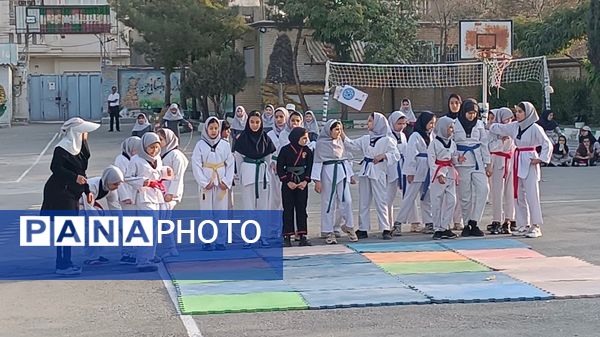 المپیاد ورزشی دانش‌آموزان در مدرسه پنجم مهر