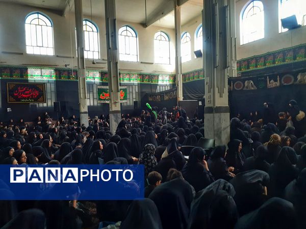 تجمع عظیم عاشقان در روز عاشورا به یاد امام حسین(ع)