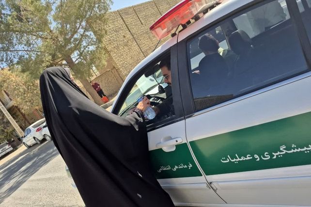 نمایش جرعه ای از ایستادگی در مسیر راهپیمایی ۱۳ آبان ماه