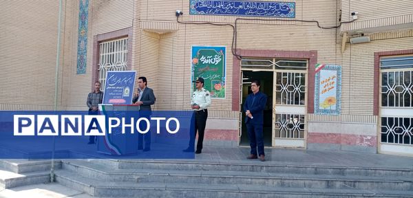 رئیس پلیس فتا کاشمر در مراسم صبحگاه دبیرستان آیت‌الله خامنه‌ای بر هوشیاری در فضای مجازی تأکید کرد
