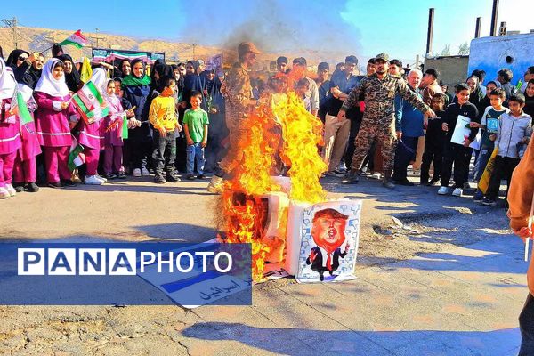 حضور پرشور دانش‌آموزان و فرهنگیان در راهپیمایی روز دانش‌ آموز در باشت 