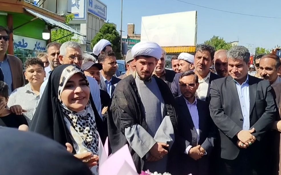 حماسه‌خوانی دانش‌آموز خبرنگار پانا هنگام استقبال از سحر امامی در فاروج