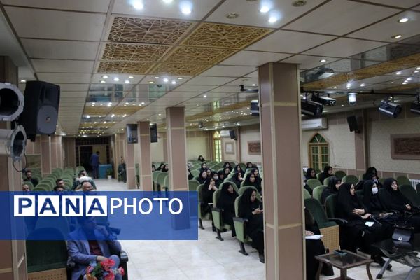 نشست تخصصی اجرای طرح نماد و لیگ جت در مدارس متوسطه ناحیه یک یزد