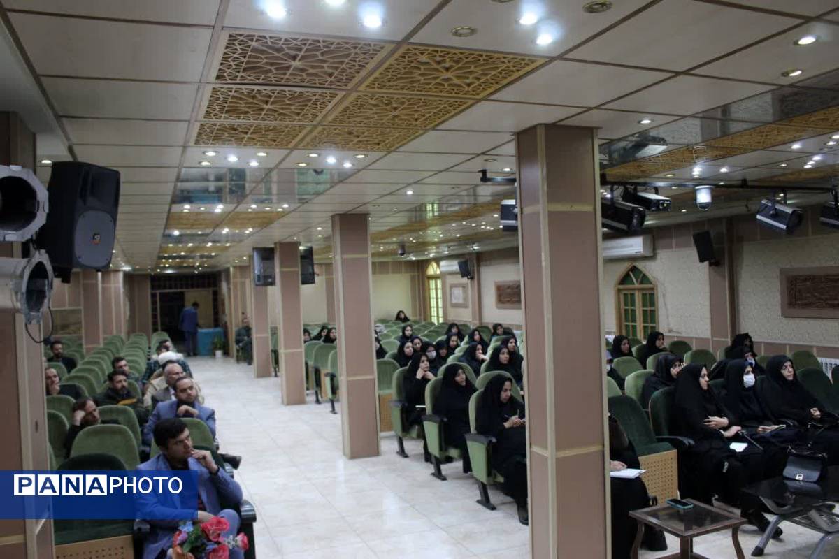 نشست تخصصی اجرای طرح نماد و لیگ جت در مدارس متوسطه ناحیه یک یزد